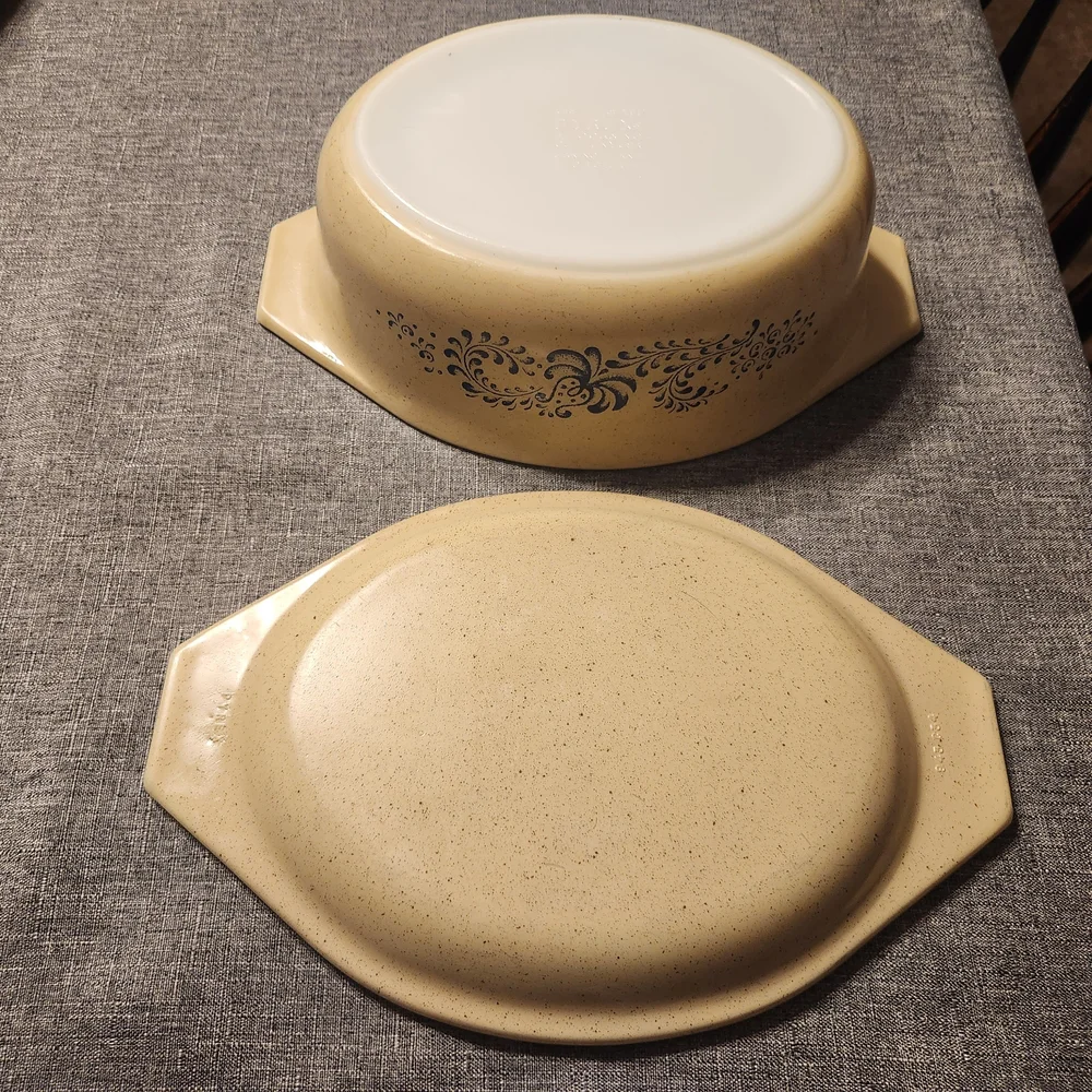 Pyrex Homestead 1.5 Quart Casserole Dish With Matching Lid
